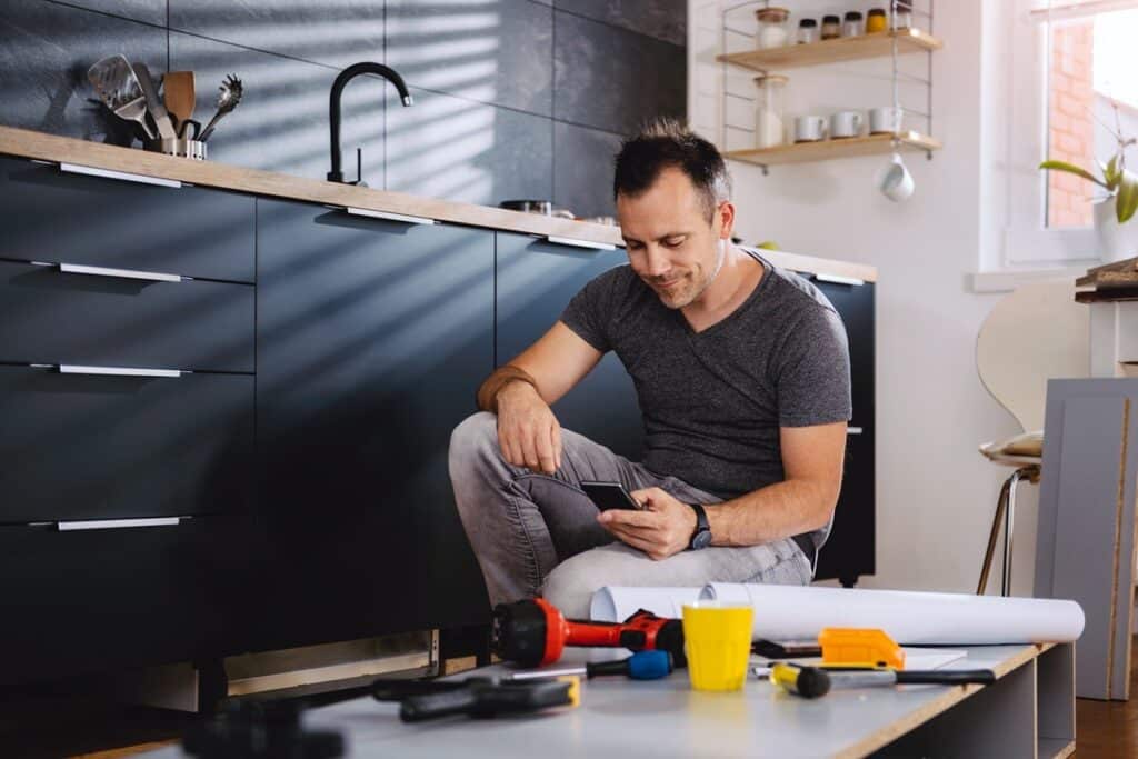 homme fait des travaux dans la cuisine