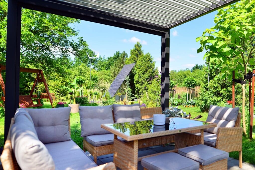 pergola en aluminium avec salon de jardin
